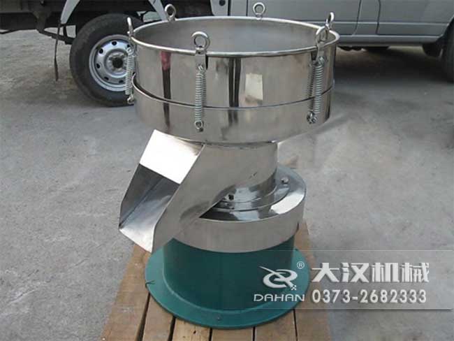 涂料振動篩由：框體，振動斗，出料口，振動電機底座等部件組成
