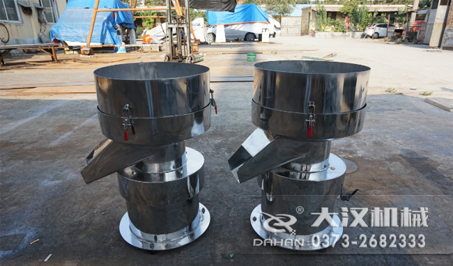 不銹鋼涂料振動篩是一種比較受用戶歡迎的產品之一，主要優(yōu)勢耐酸堿，不生銹，使用壽命長。