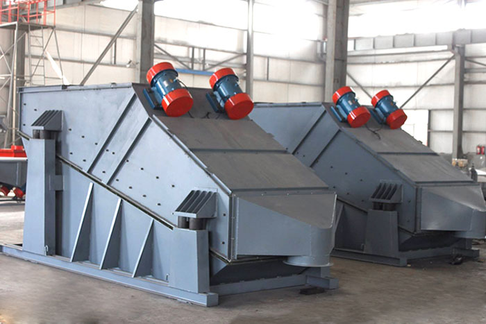 ZSG礦用振動(dòng)篩采用雙電機(jī)振動(dòng)，電機(jī)位置安裝在頂部，便于更好的傳遞振動(dòng)力。