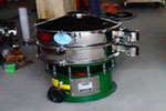 800型單層三次元振動(dòng)篩，產(chǎn)量可達(dá)800kg/h。