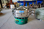 1200型三次元振動(dòng)篩，產(chǎn)量可達(dá)2100kg/h。